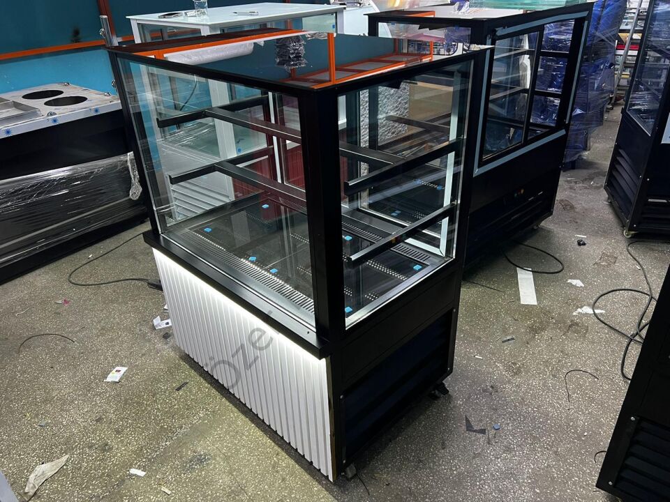 Pasta Vitrini 100x65x130 cm LED Aydınlatmalı +4°C Soğutmalı 3 Raflı