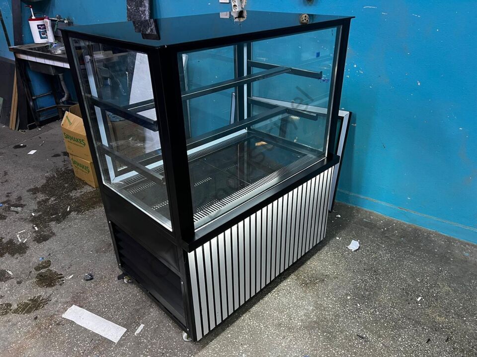 100x65x130 cm Soğutmalı Pasta Dolabı | Şık Siyah Beyaz Tasarım