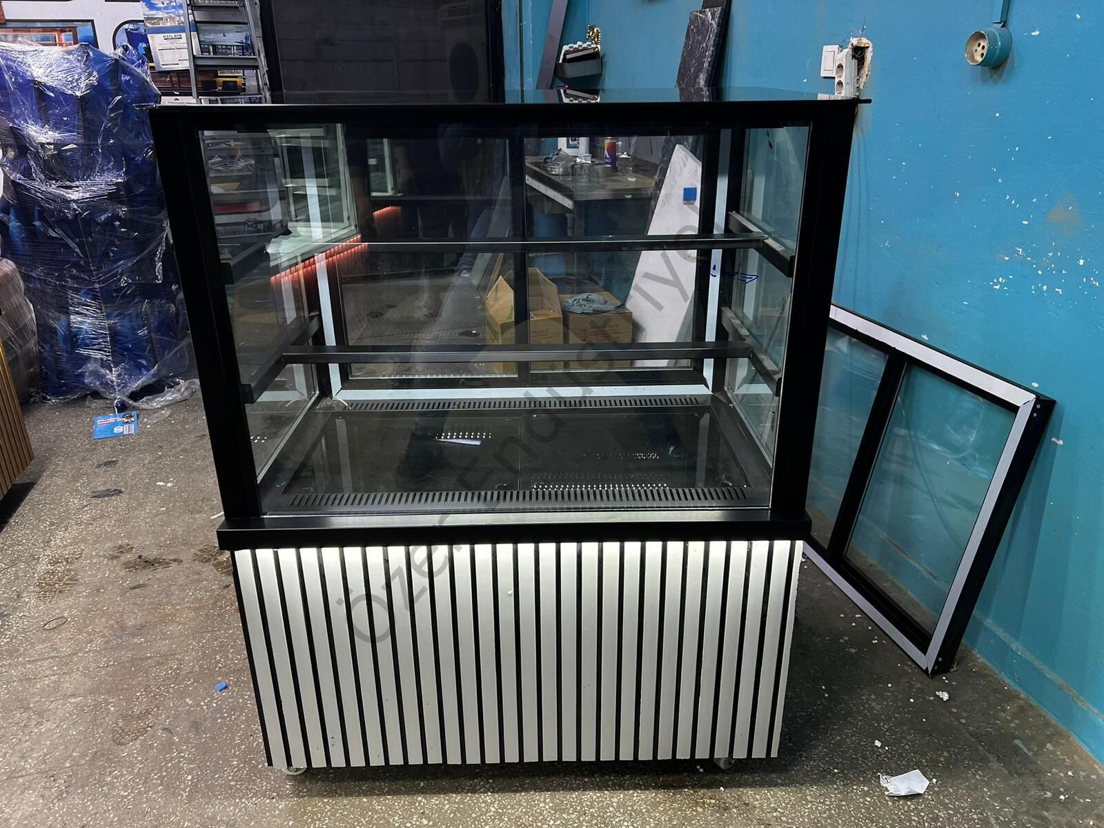 100x65x130 cm Soğutmalı Pasta Dolabı | Şık Siyah Beyaz Tasarım
