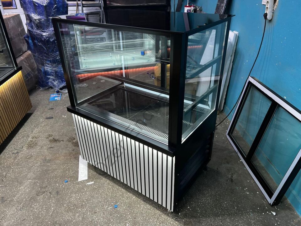 100x65x130 cm Soğutmalı Pasta Dolabı | Şık Siyah Beyaz Tasarım