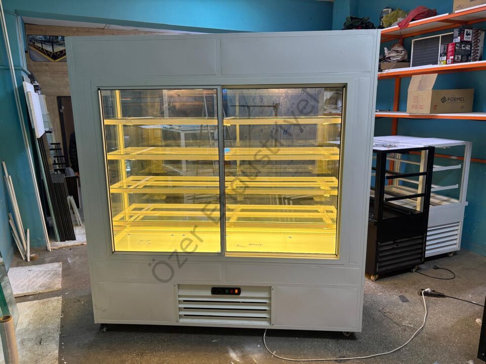 Cephe Tipi Soğutmalı Pasta Dolabı | Beyaz Lake Tasarım