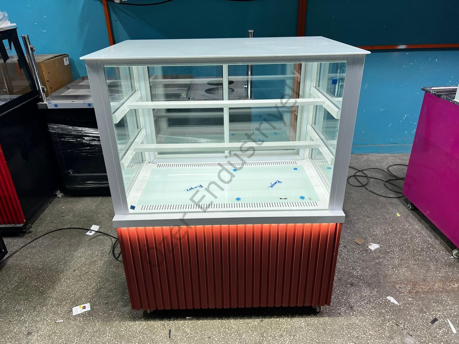 Premium Soğutmalı Pasta Dolabı 100x65x130 cm | Beyaz Kasa Kırmızı Dekor LED Vitrin