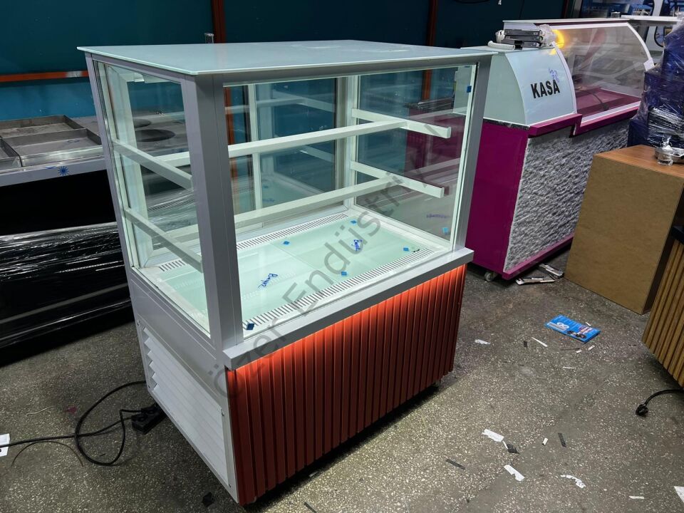 Premium Soğutmalı Pasta Dolabı 100x65x130 cm | Beyaz Kasa Kırmızı Dekor LED Vitrin