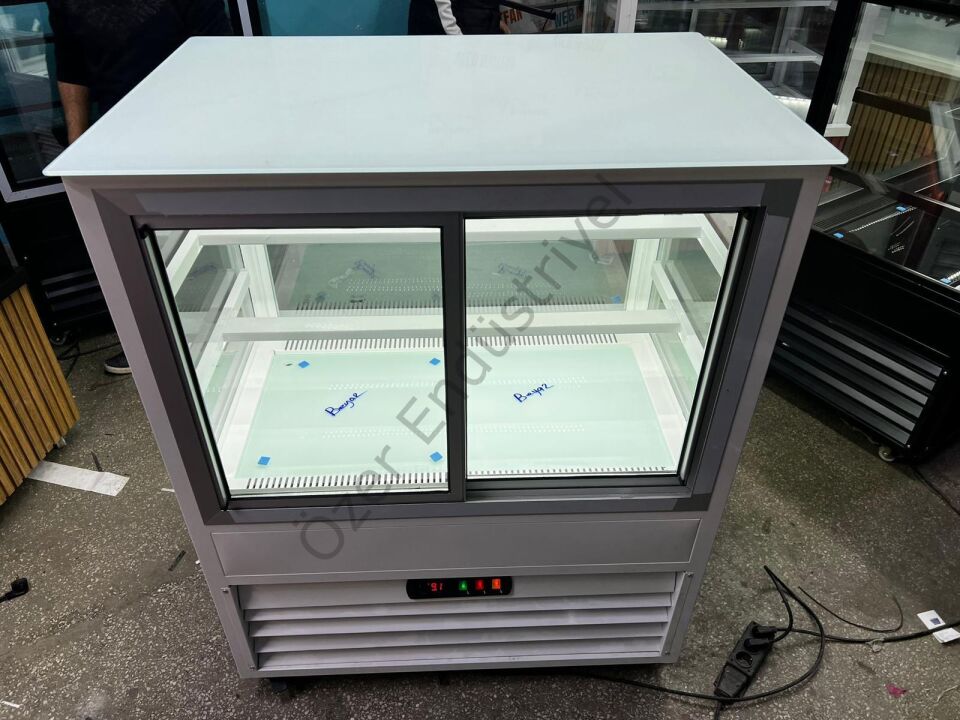 Premium Soğutmalı Pasta Dolabı 100x65x130 cm | Beyaz Kasa Kırmızı Dekor LED Vitrin