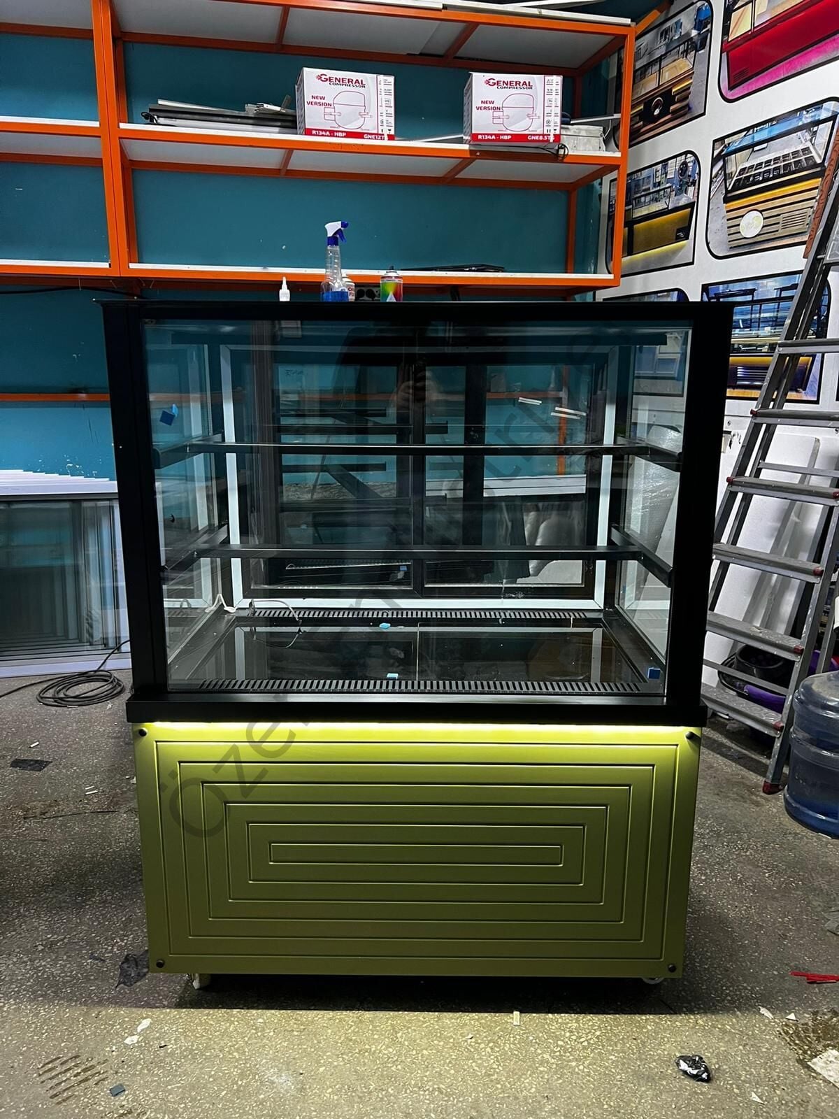 Ledli Pasta Dolabı 100x65x130 cm Siyah Gövde Yeşil Dekor