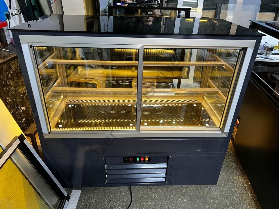 130cm Tatlı Dolabı – Pastane Tipi Pasta Dolabı +4°C Soğutmalı, 3 Raflı, LED Işıklı, Isı Yalıtımlı Camlı Teşhir Dolabı