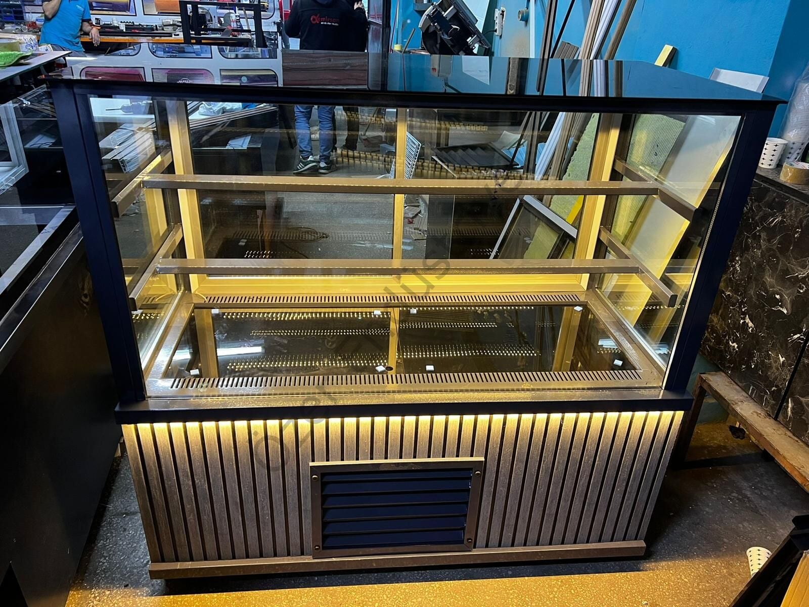 130cm Tatlı Dolabı – Pastane Tipi Pasta Dolabı +4°C Soğutmalı, 3 Raflı, LED Işıklı, Isı Yalıtımlı Camlı Teşhir Dolabı