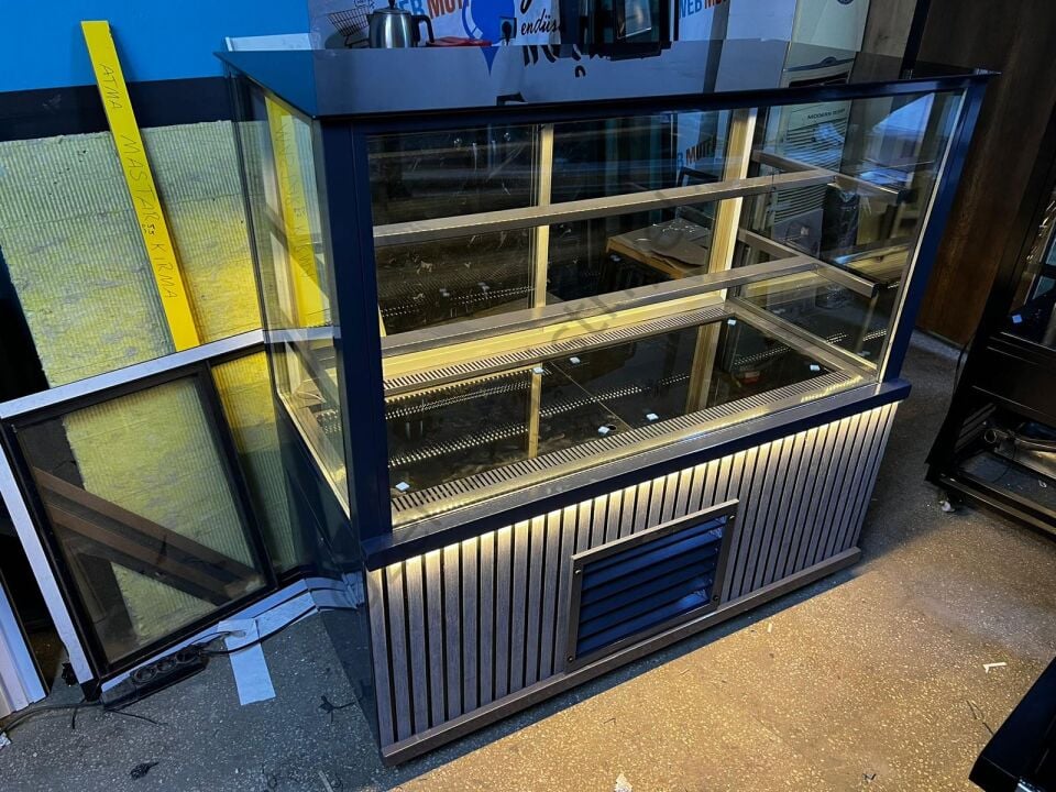 130cm Tatlı Dolabı – Pastane Tipi Pasta Dolabı +4°C Soğutmalı, 3 Raflı, LED Işıklı, Isı Yalıtımlı Camlı Teşhir Dolabı