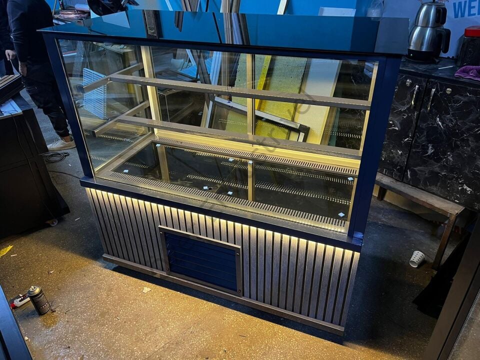 130cm Tatlı Dolabı – Pastane Tipi Pasta Dolabı +4°C Soğutmalı, 3 Raflı, LED Işıklı, Isı Yalıtımlı Camlı Teşhir Dolabı