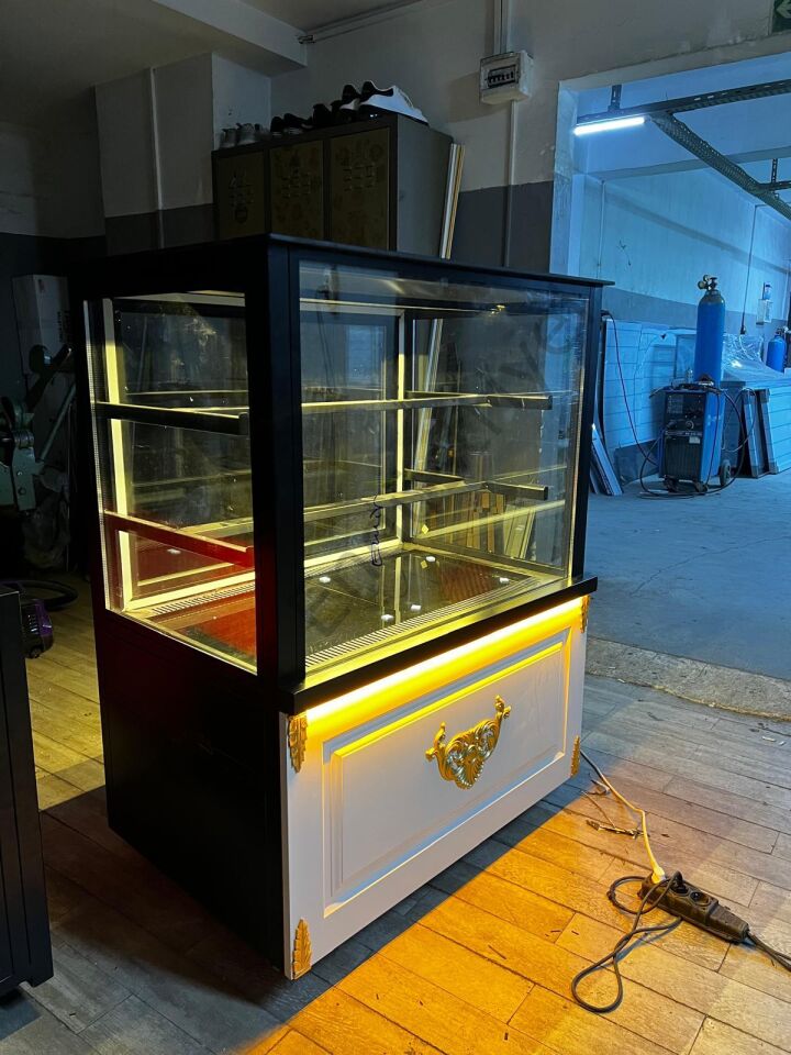 Gold Detaylı Pasta Dolabı – Lüks Tasarım Soğutmalı Teşhir Dolabı
