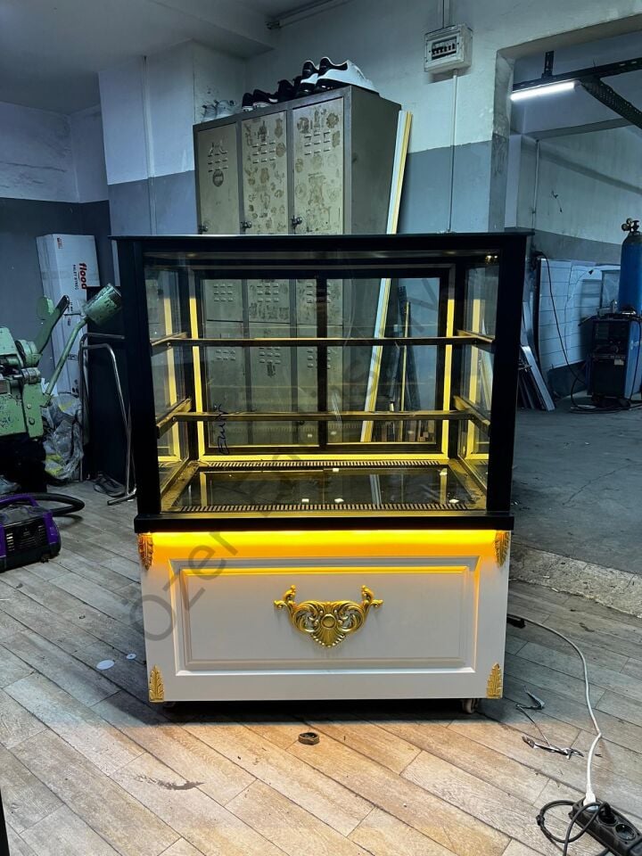 Gold Detaylı Pasta Dolabı – Lüks Tasarım Soğutmalı Teşhir Dolabı