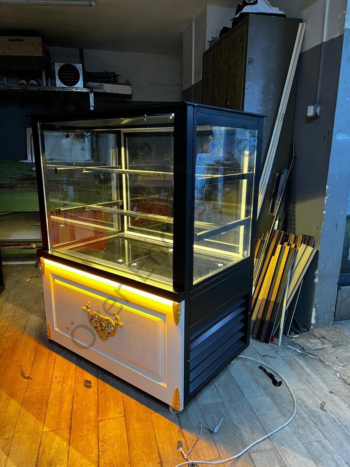 Gold Detaylı Pasta Dolabı – Lüks Tasarım Soğutmalı Teşhir Dolabı