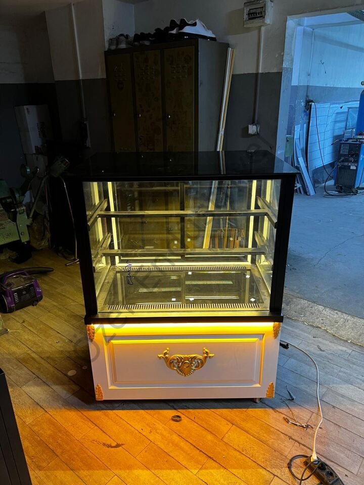 Gold Detaylı Pasta Dolabı – Lüks Tasarım Soğutmalı Teşhir Dolabı