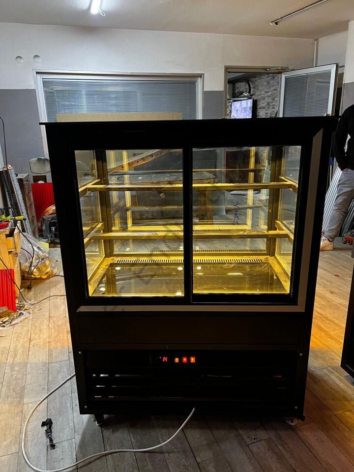 Gold Detaylı Pasta Dolabı – Lüks Tasarım Soğutmalı Teşhir Dolabı