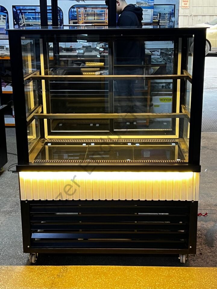 3 Katlı Camlı Pasta Teşhir Dolabı – LED Aydınlatmalı Soğutucu