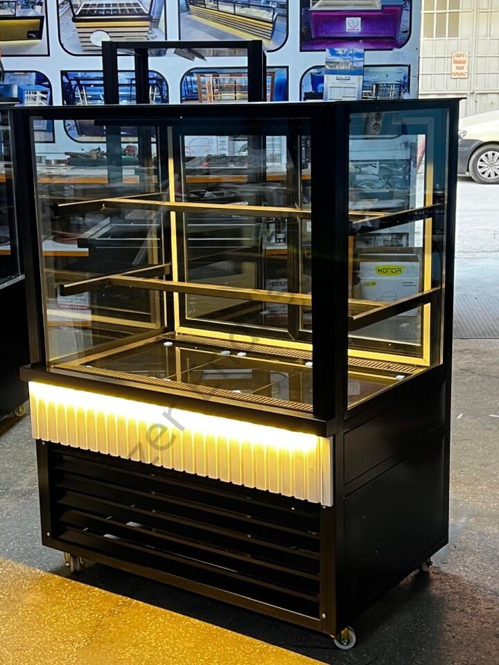 3 Katlı Camlı Pasta Teşhir Dolabı – LED Aydınlatmalı Soğutucu