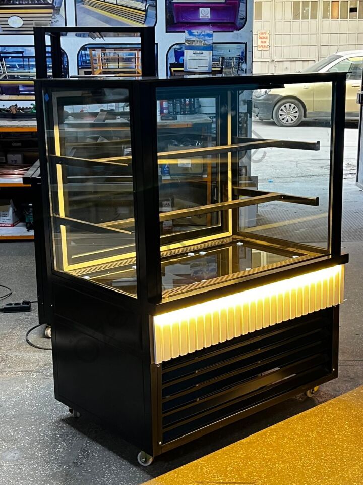 3 Katlı Camlı Pasta Teşhir Dolabı – LED Aydınlatmalı Soğutucu
