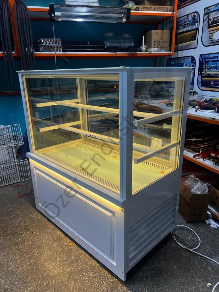 Beyaz Lake Pasta Dolabı 100 cm – Çift Camlı Soğutmalı Teşhir Dolabı