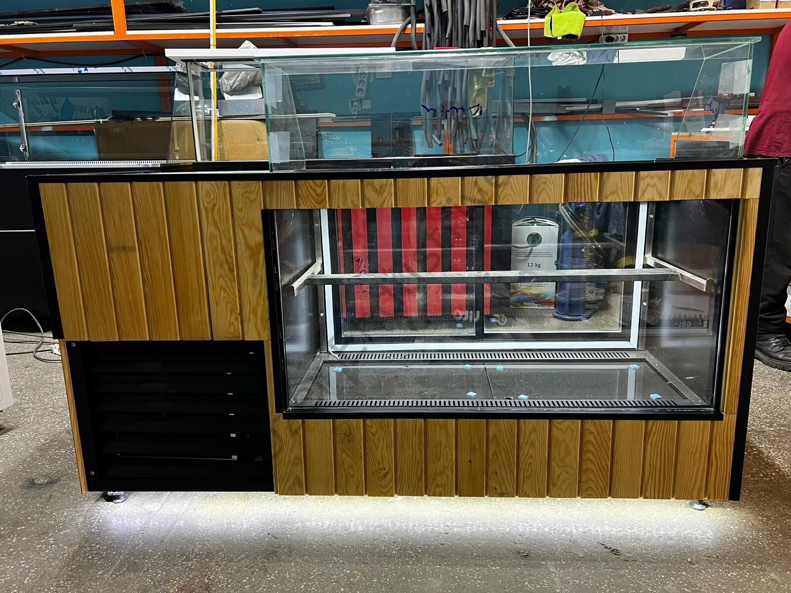 200 cm Doğal Ahşap Tasarımlı Soğutmalı Tatlı Teşhir Dolabı (Mermer Üstlü)