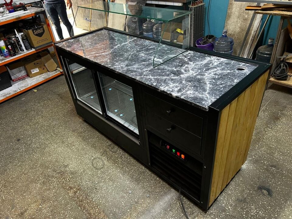 200 cm Doğal Ahşap Tasarımlı Soğutmalı Tatlı Teşhir Dolabı (Mermer Üstlü)