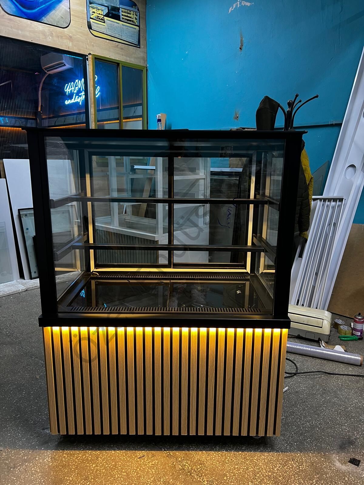 Siyah Soğutmalı Pasta Dolabı 100x70x130 cm