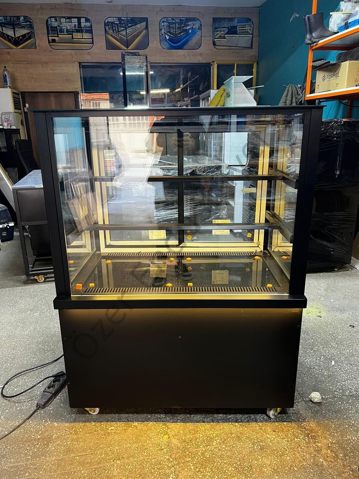 Pasta Dolabı 100x70x130 Cm – Soğutmalı Pasta Teşhir Dolabı +4°C Siyah Tasarım