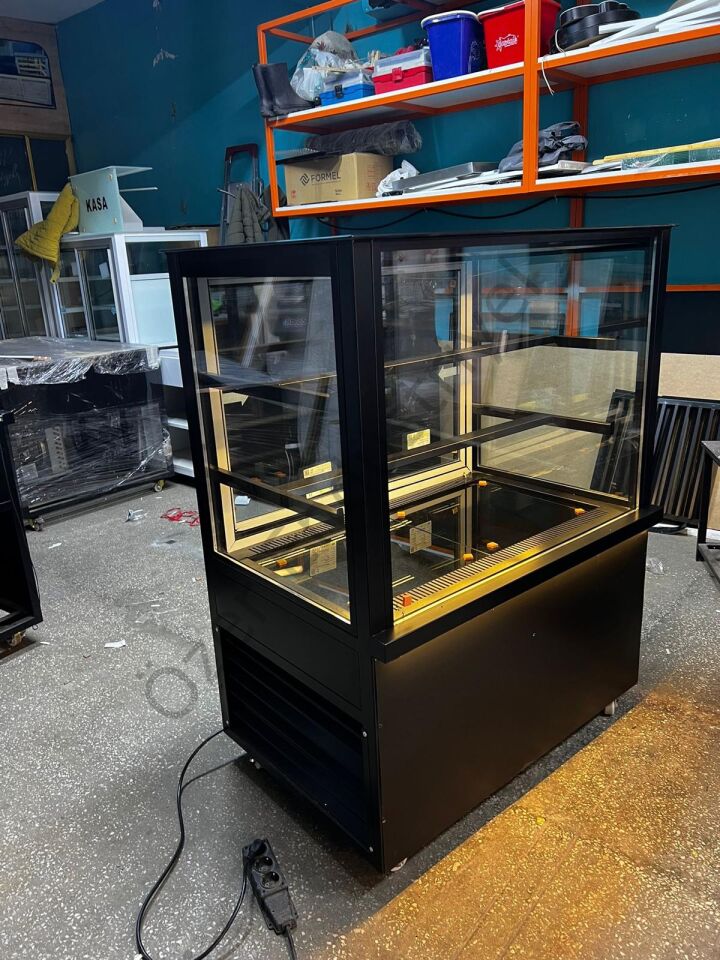 Pasta Dolabı 100x70x130 Cm – Soğutmalı Pasta Teşhir Dolabı +4°C Siyah Tasarım