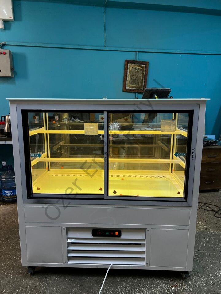 150 Cm Profesyonel Pasta Dolabı 150x70x135 – Soğutmalı Vitrin Dolabı +4°C Cafe & Pastane Tipi