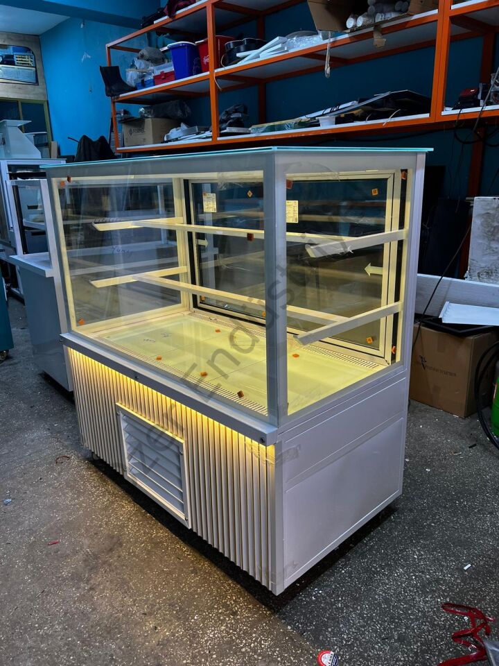 150 Cm Profesyonel Pasta Dolabı 150x70x135 – Soğutmalı Vitrin Dolabı +4°C Cafe & Pastane Tipi