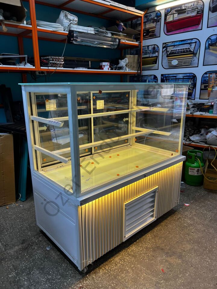150 Cm Profesyonel Pasta Dolabı 150x70x135 – Soğutmalı Vitrin Dolabı +4°C Cafe & Pastane Tipi