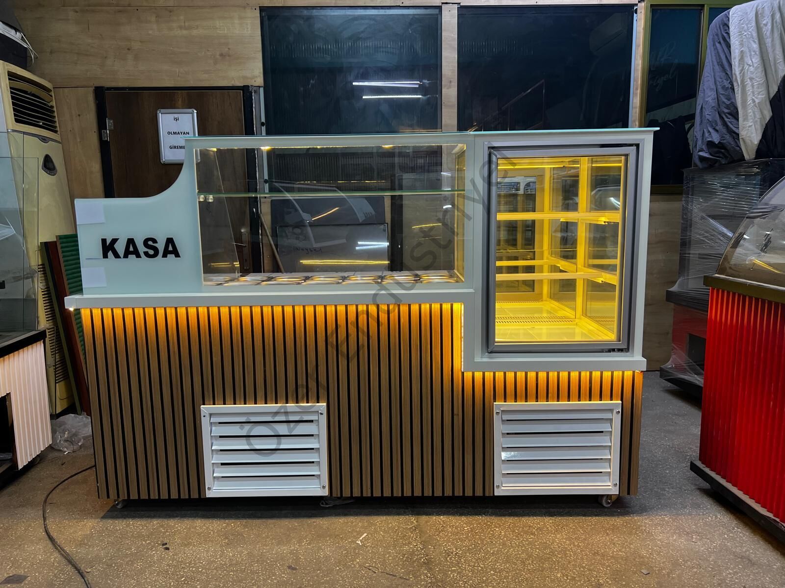 Kumpir Waffle Tezgahı + Pasta Dolabı Seti 190 Cm – Salatbarlı Soğutmalı Vitrin Dolabı