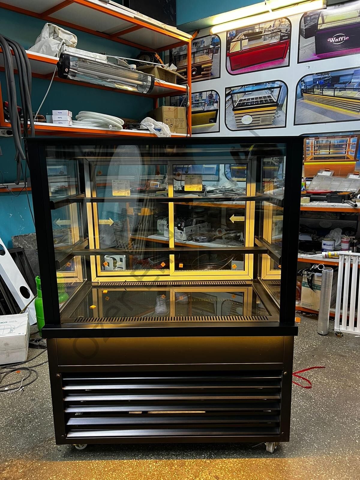 Profesyonel Pasta Teşhir Dolabı 3 Katlı – Çift Camlı +4°C Soğutmalı