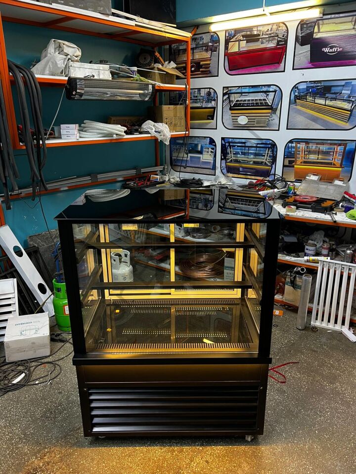 Profesyonel Pasta Teşhir Dolabı 3 Katlı – Çift Camlı +4°C Soğutmalı