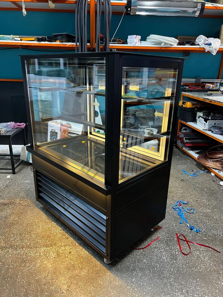 Profesyonel Pasta Teşhir Dolabı 3 Katlı – Çift Camlı +4°C Soğutmalı