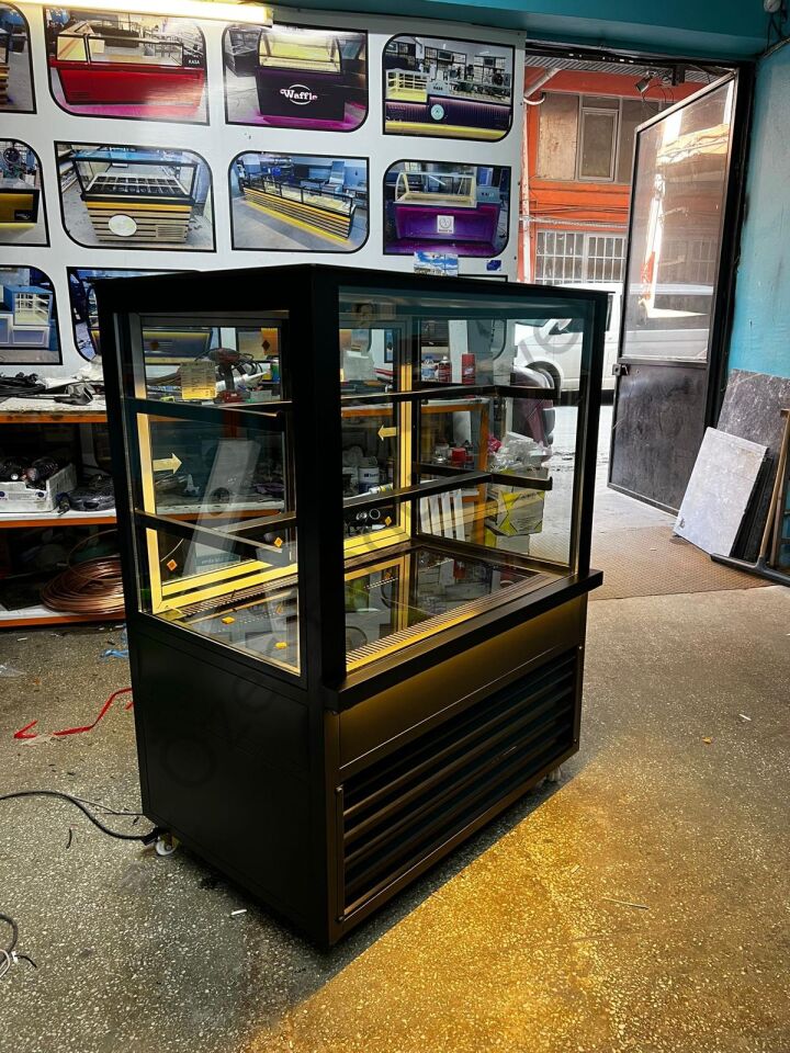 Profesyonel Pasta Teşhir Dolabı 3 Katlı – Çift Camlı +4°C Soğutmalı