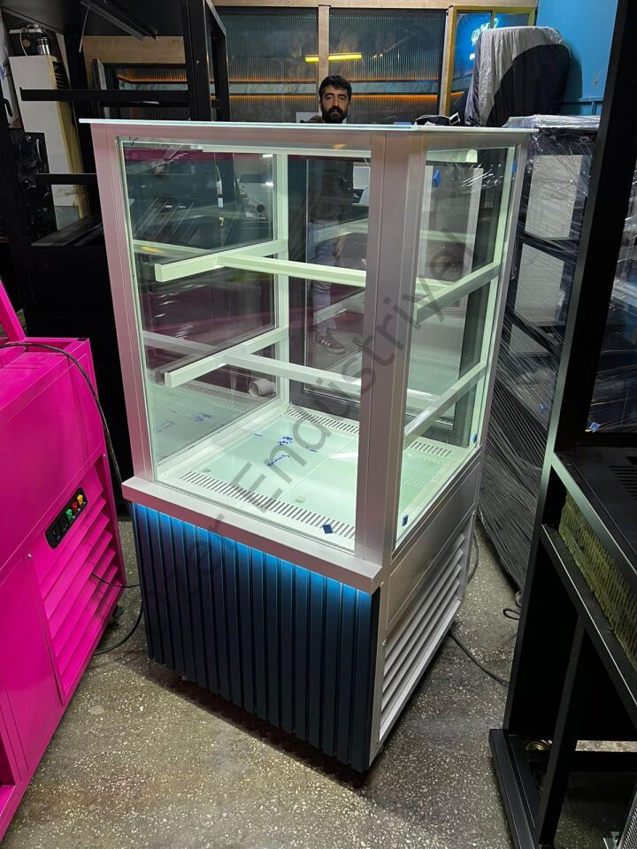 Dik Pasta Dolabı 70x70x135 cm +4°C Soğutmalı Cafe Tipi LED’li