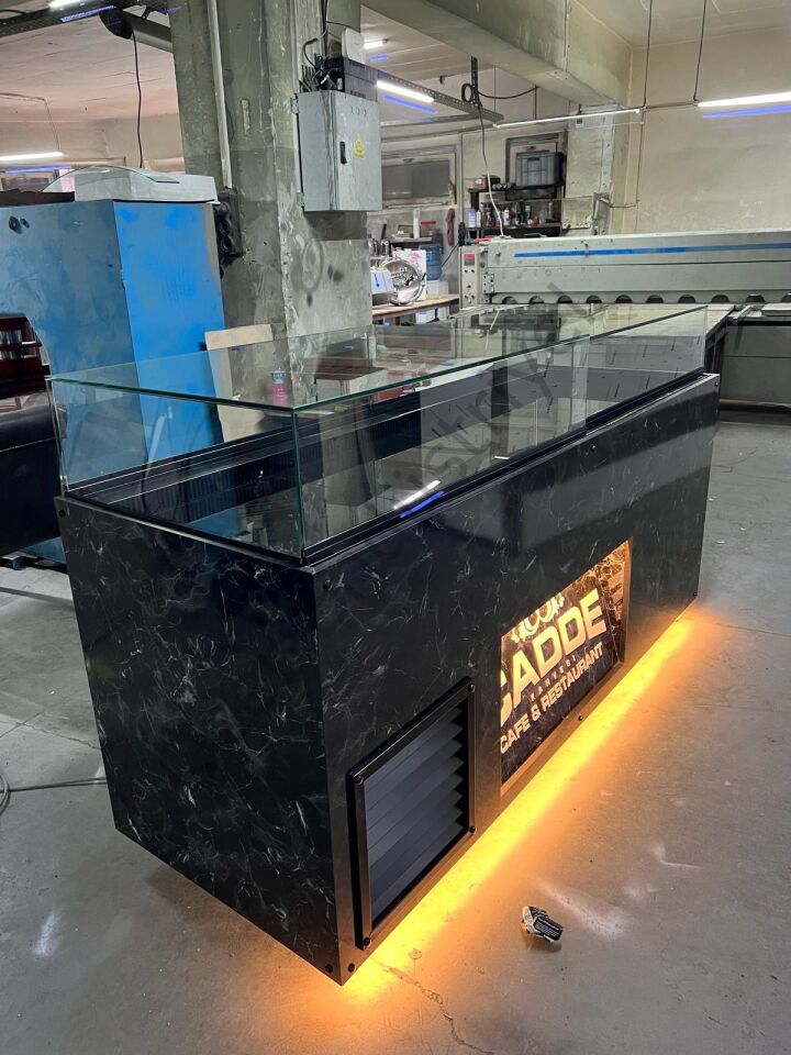 Orta Tip Pasta Dolabı +4°C Soğutmalı Dilim Pasta Tatlı Teşhir Dolabı