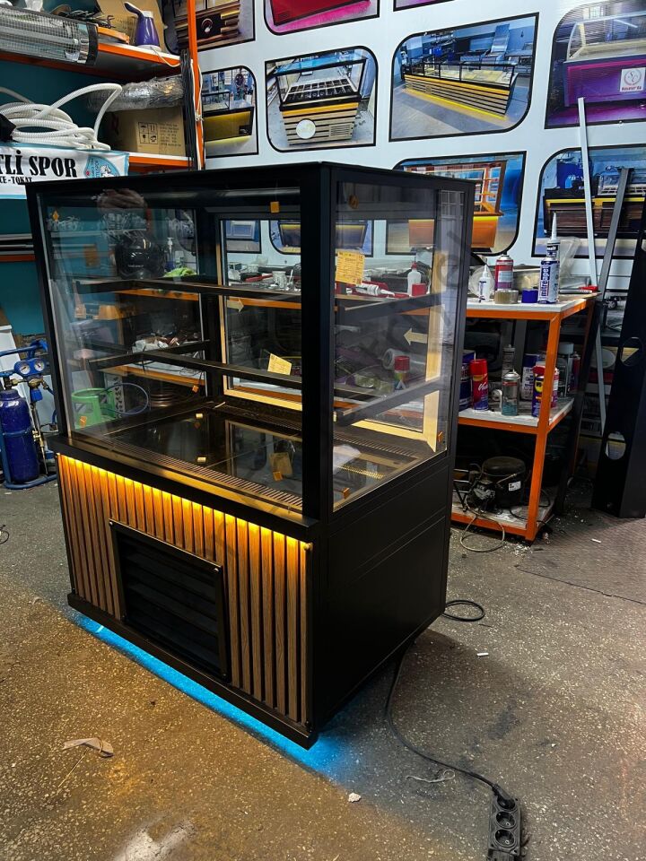 Camlı Pasta Dolabı Üflemeli Soğutma 100x70x135 Cm LED Aydınlatmalı