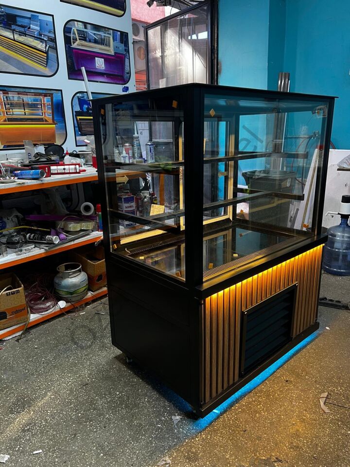 Camlı Pasta Dolabı Üflemeli Soğutma 100x70x135 Cm LED Aydınlatmalı