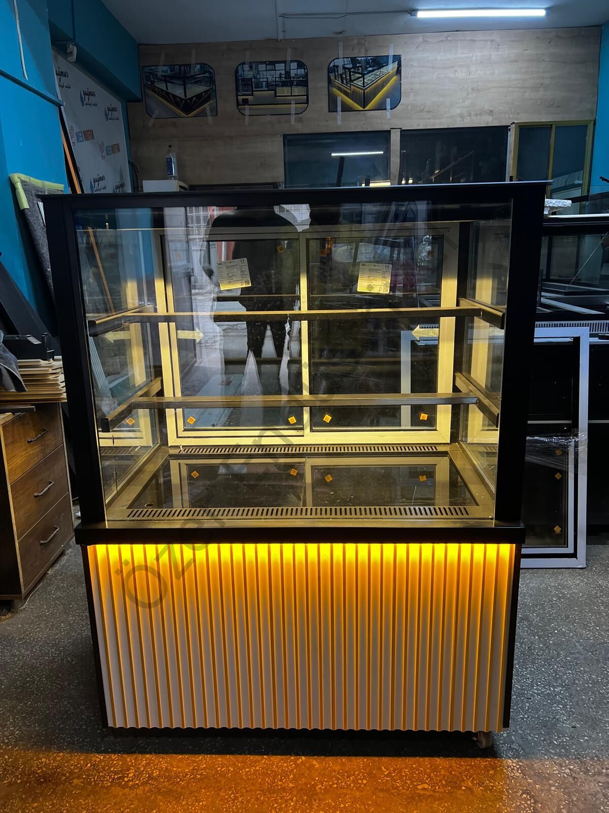 Yeni Nesil Pasta Teşhir Dolabı | Siyah LED’li +4°C Camlı Pasta Vitrini