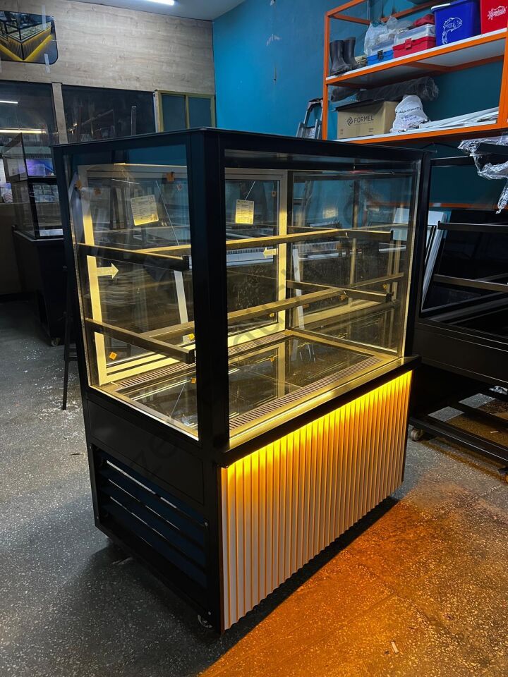 Yeni Nesil Pasta Teşhir Dolabı | Siyah LED’li +4°C Camlı Pasta Vitrini