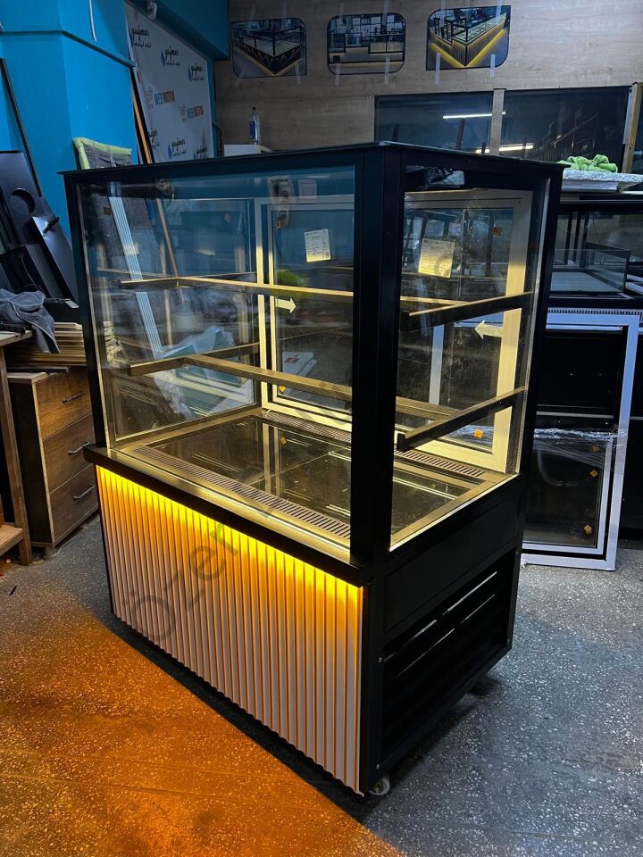 Yeni Nesil Pasta Teşhir Dolabı | Siyah LED’li +4°C Camlı Pasta Vitrini
