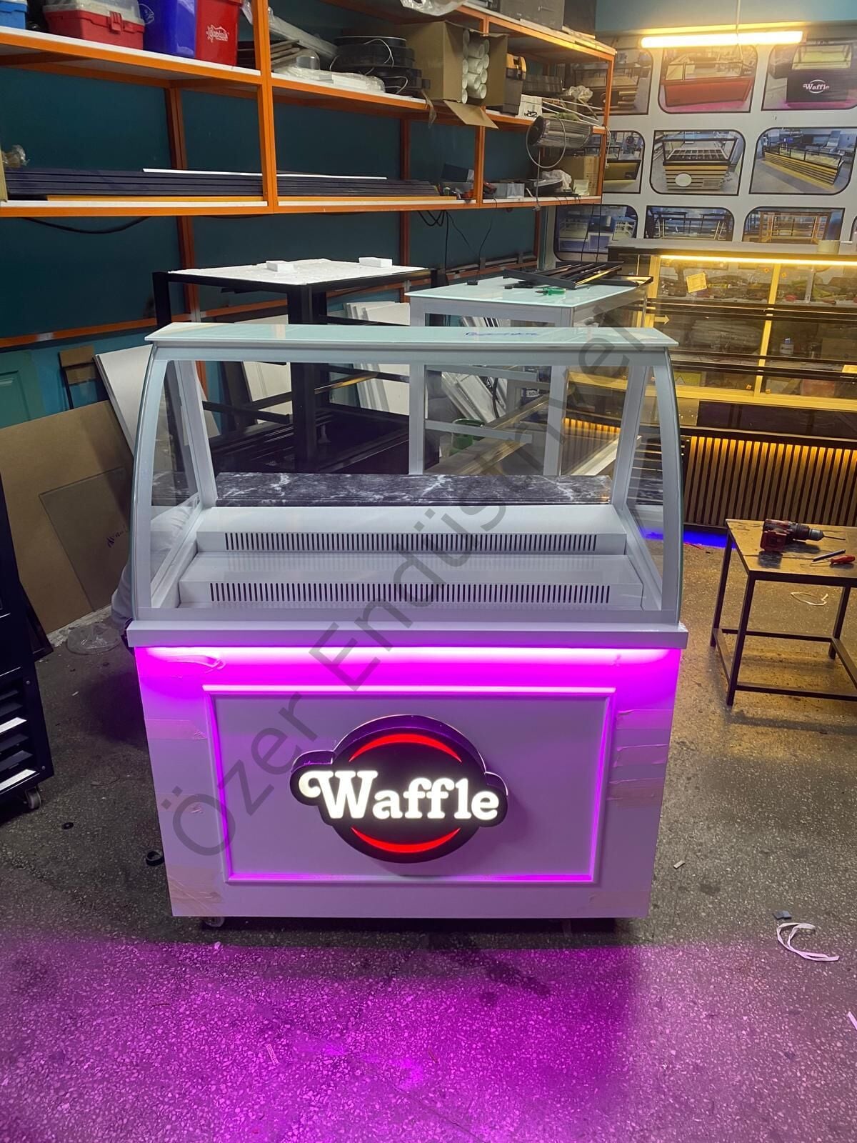 100 cm Waffle Dolabı | Ledli Bombe Camlı Tezgah