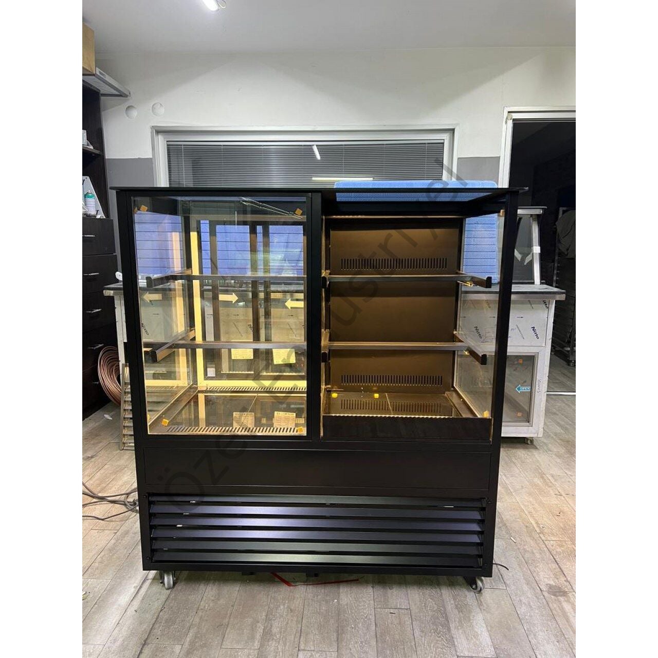 Starbucks Tarzı Pasta ve İçecek Dolabı 120 cm +4°C