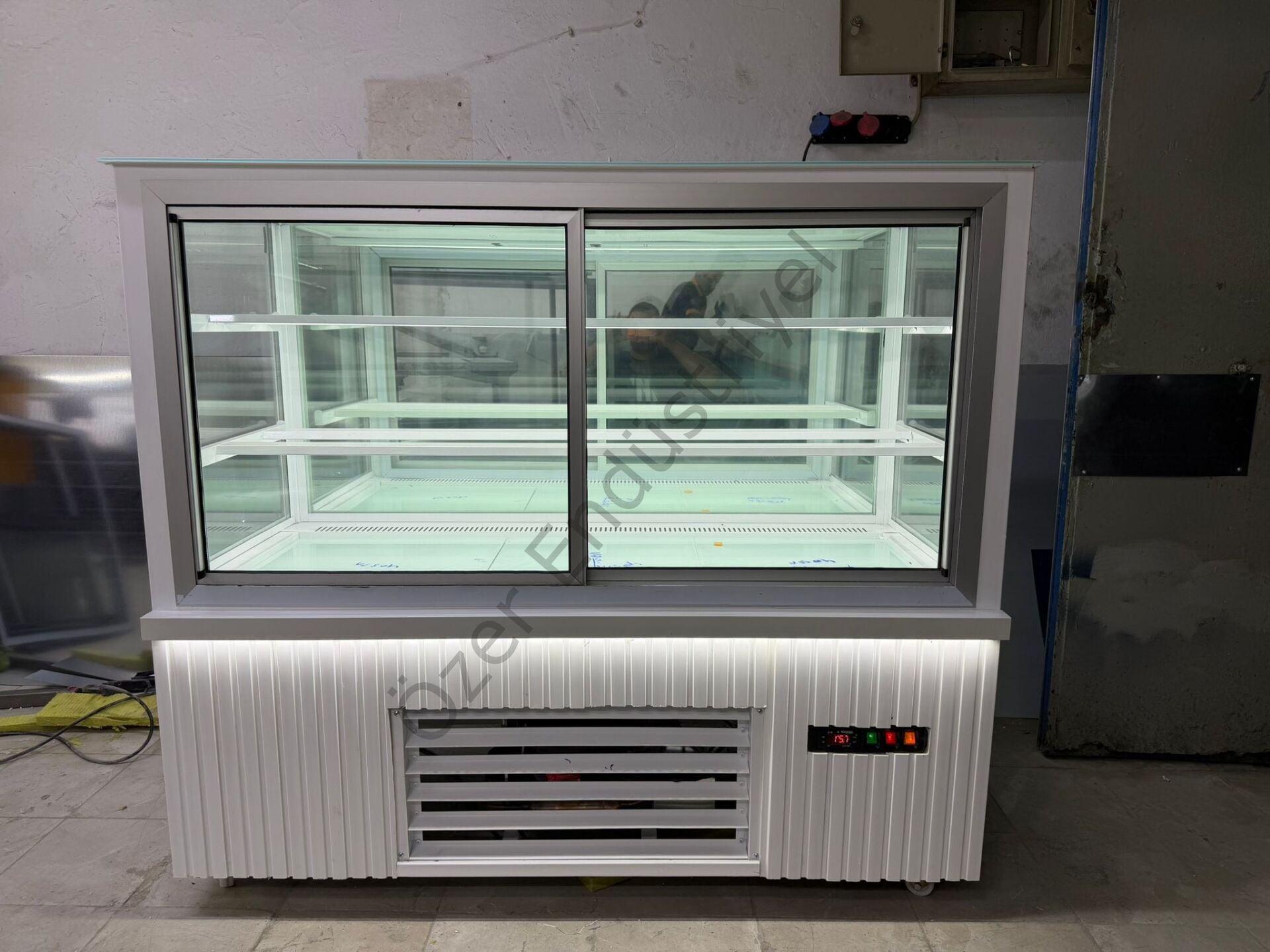150 cm Soğutmalı Pasta Dolabı 3 Raflı Beyaz