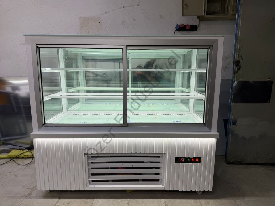 150 cm Soğutmalı Pasta Dolabı 3 Raflı Beyaz