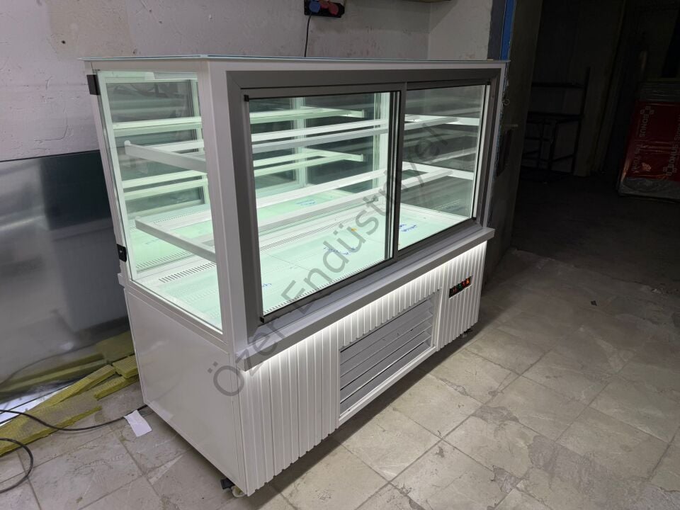 150 cm Soğutmalı Pasta Dolabı 3 Raflı Beyaz