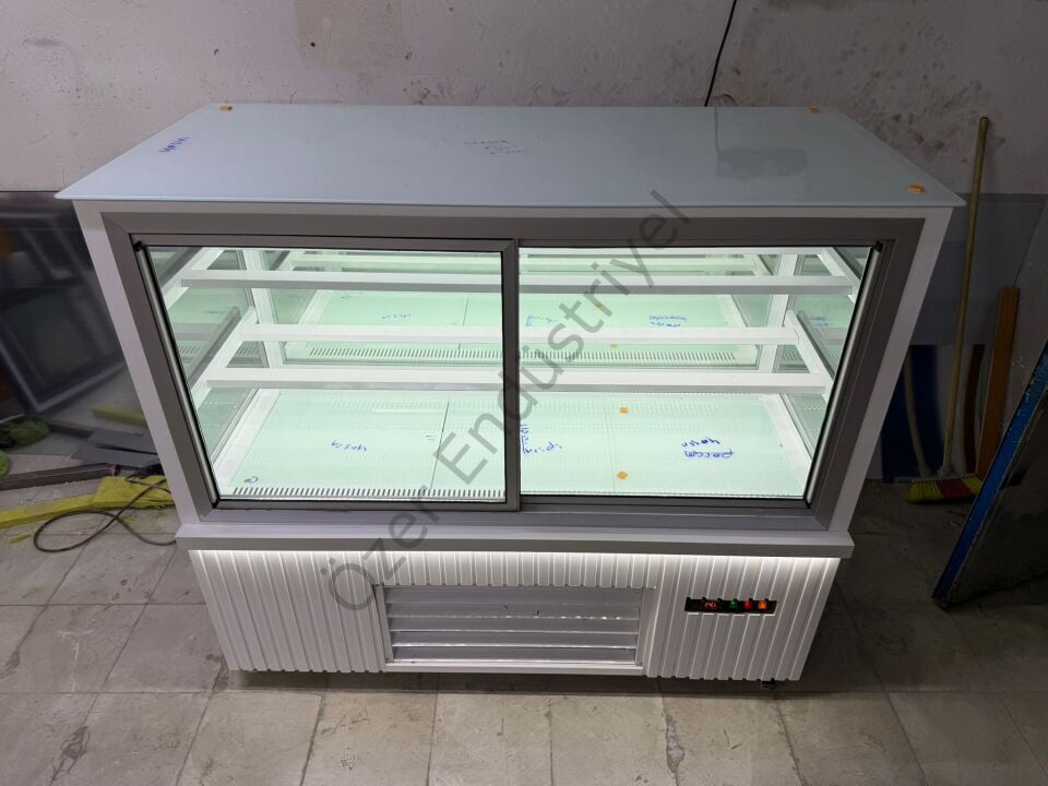 150 cm Soğutmalı Pasta Dolabı 3 Raflı Beyaz