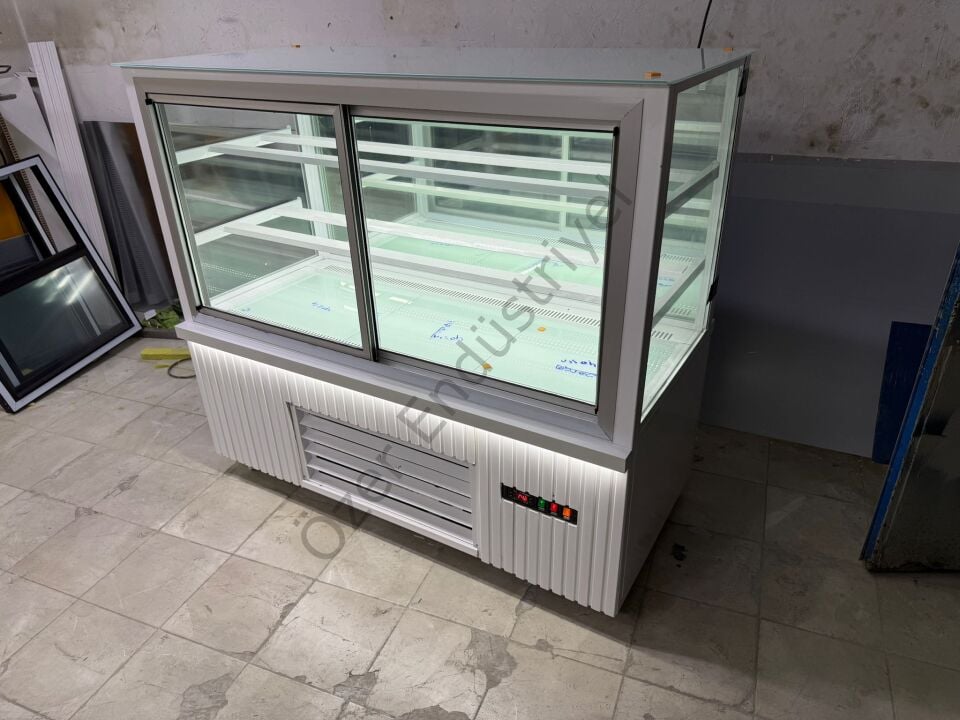 150 cm Soğutmalı Pasta Dolabı 3 Raflı Beyaz