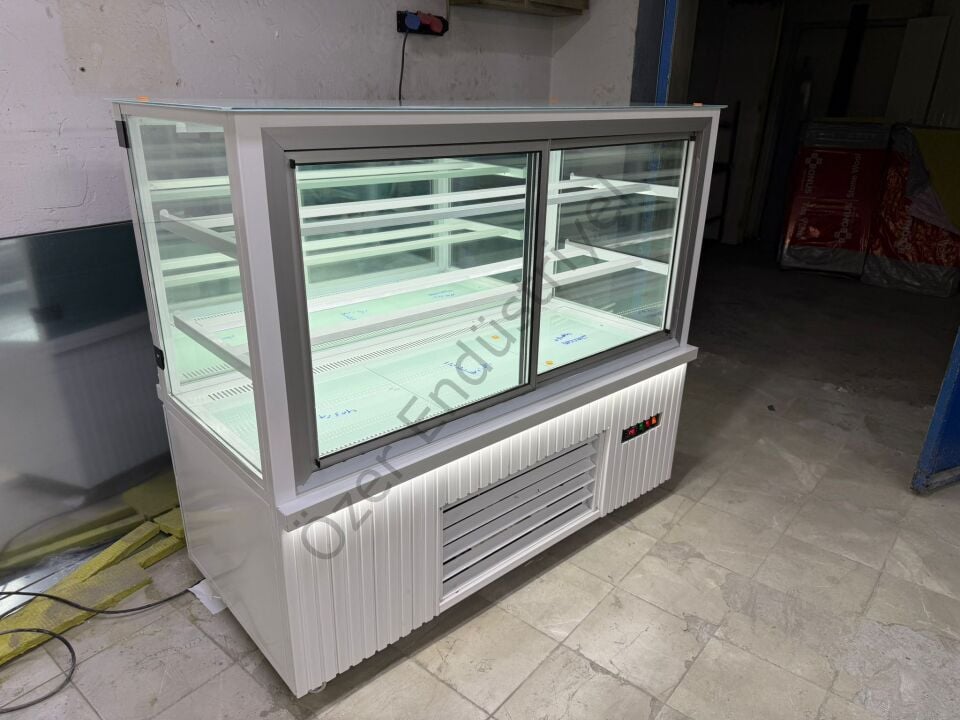150 cm Soğutmalı Pasta Dolabı 3 Raflı Beyaz